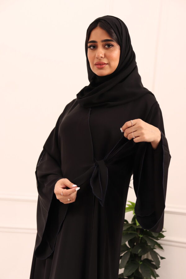 ⁦عبايه كلوش لف محدده بفصوص اسود من اكتاف⁩ - الصورة ⁦8⁩