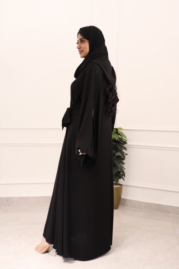 ⁦عبايه كلوش لف محدده بفصوص اسود من اكتاف⁩ - الصورة ⁦9⁩