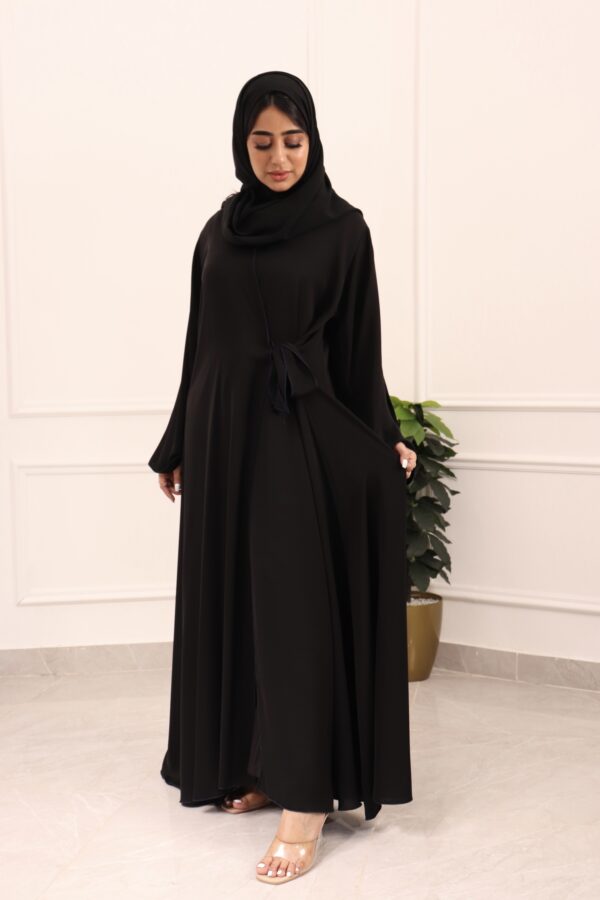 ⁦عبايه كلوش لف محدده بفصوص اسود من اكتاف⁩ - الصورة ⁦10⁩