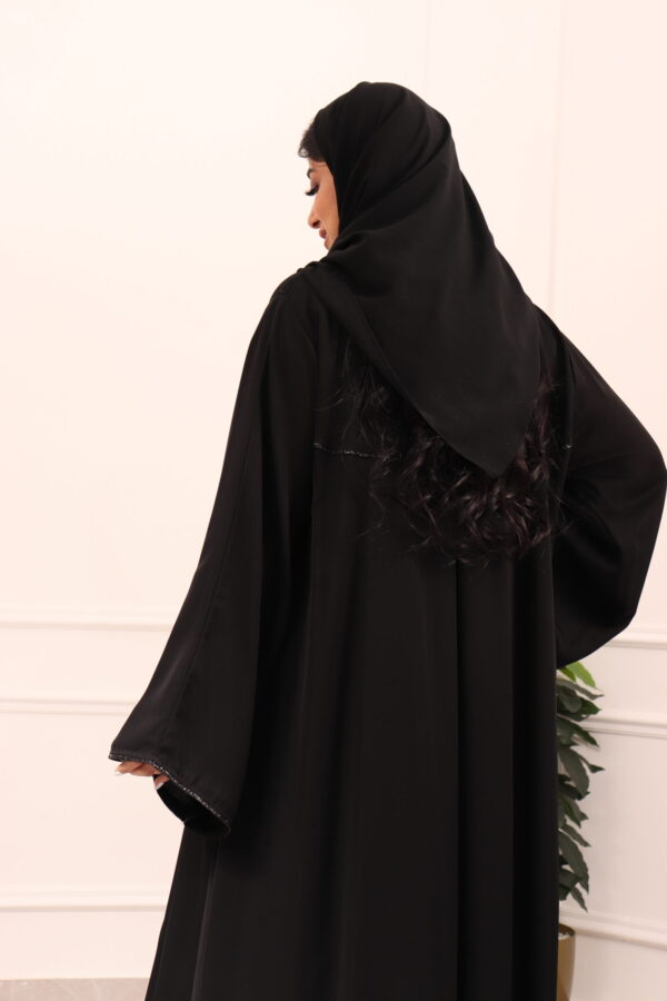 ⁦عباية كلوش بكسر من خلف و محدد بفصوص اسود⁩ - الصورة ⁦6⁩