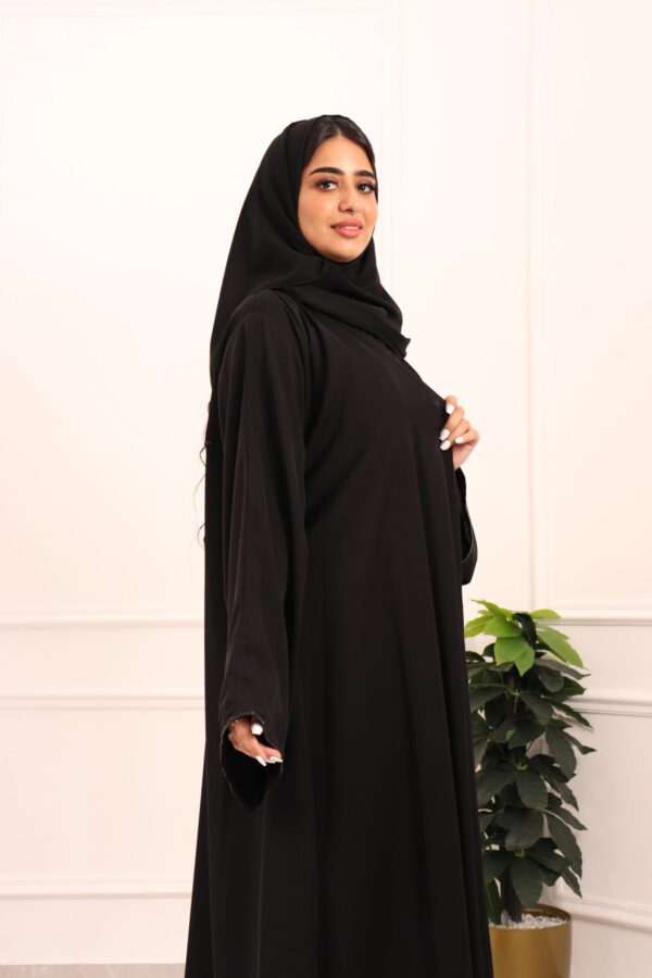 ⁦عباية كلوش بكسر من خلف و محدد بفصوص اسود⁩ - الصورة ⁦15⁩