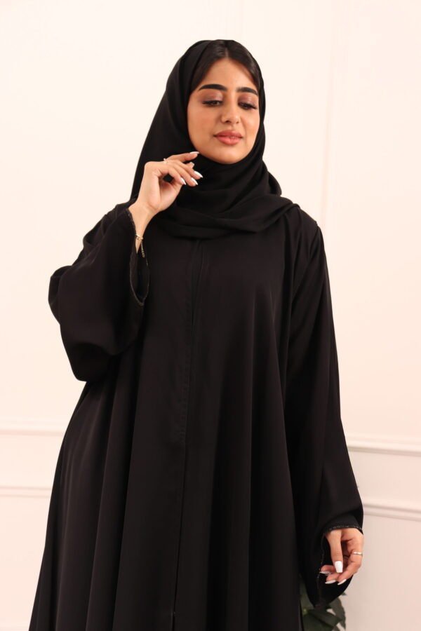 ⁦عباية كلوش بكسر من خلف و محدد بفصوص اسود⁩ - الصورة ⁦16⁩
