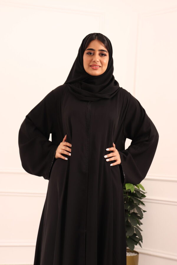 ⁦عباية كلوش بكسر من خلف و محدد بفصوص اسود⁩ - الصورة ⁦4⁩