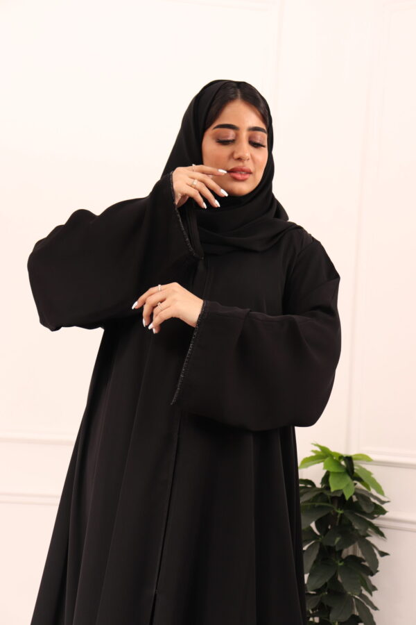 ⁦عباية كلوش بكسر من خلف و محدد بفصوص اسود⁩ - الصورة ⁦7⁩