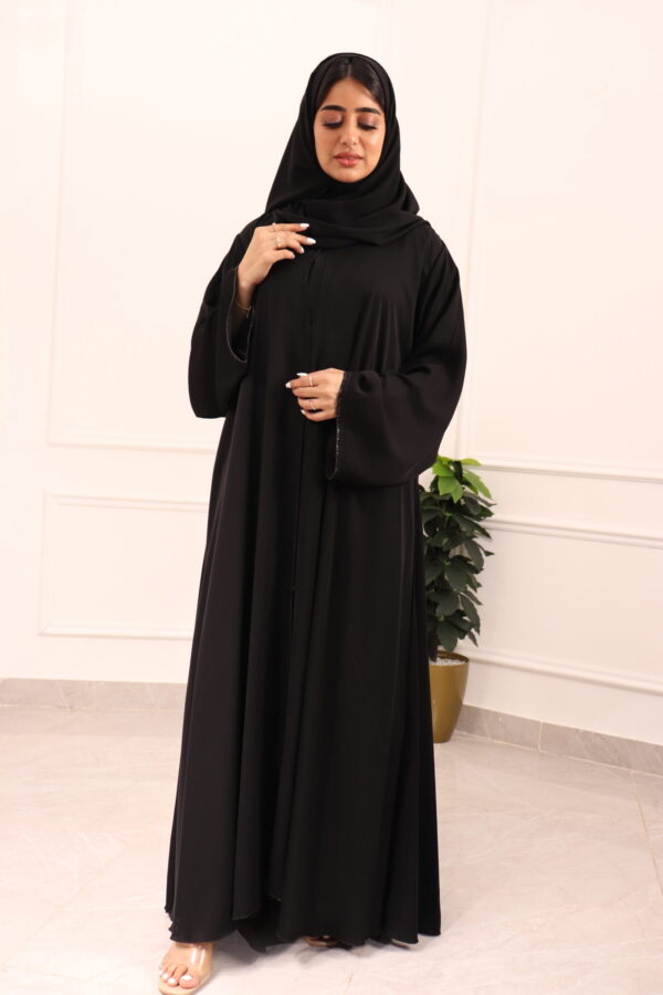 ⁦عباية كلوش بكسر من خلف و محدد بفصوص اسود⁩ - الصورة ⁦8⁩