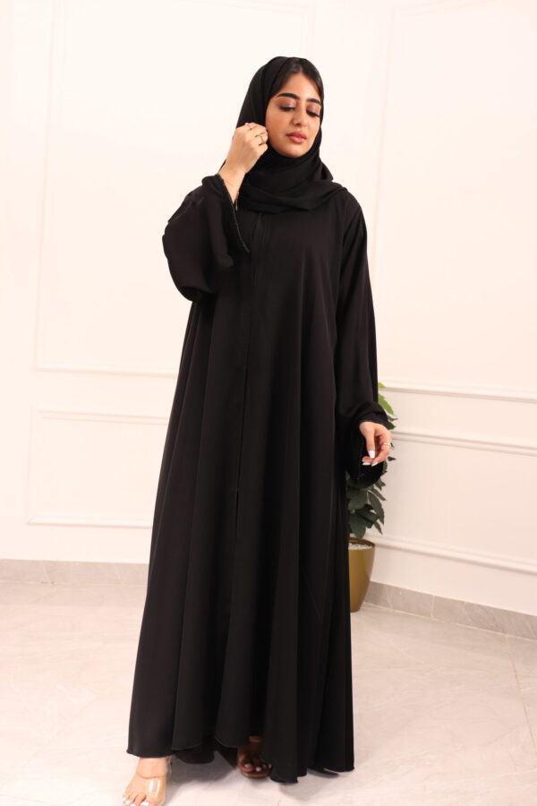 ⁦عباية كلوش بكسر من خلف و محدد بفصوص اسود⁩ - الصورة ⁦9⁩