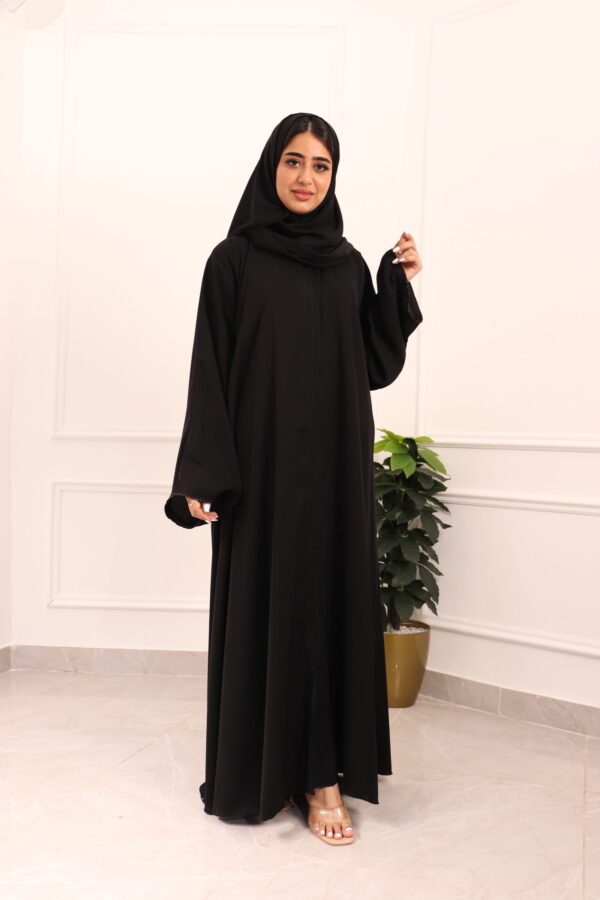 ⁦عباية كلوش بكسر من خلف و محدد بفصوص اسود⁩ - الصورة ⁦10⁩