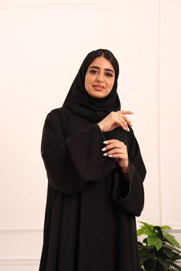 ⁦عباية كلوش بكسر من خلف و محدد بفصوص اسود⁩ - الصورة ⁦11⁩