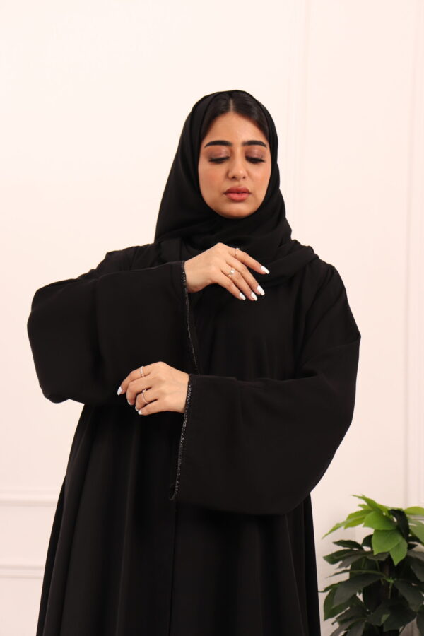 ⁦عباية كلوش بكسر من خلف و محدد بفصوص اسود⁩ - الصورة ⁦12⁩