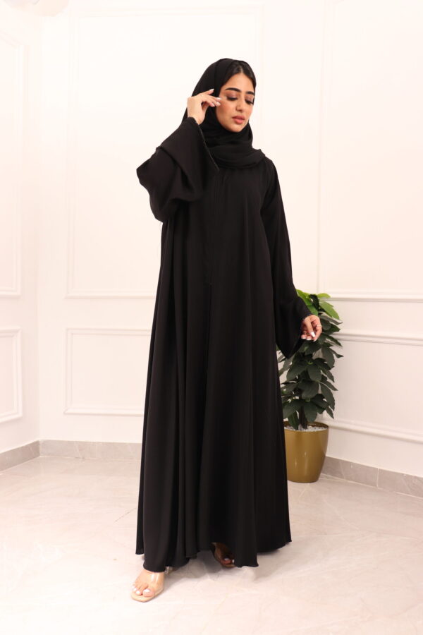 ⁦عباية كلوش بكسر من خلف و محدد بفصوص اسود⁩ - الصورة ⁦14⁩