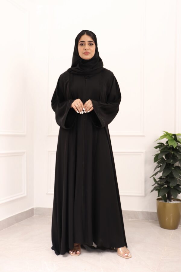 ⁦عبايه كلوش نواعم كلاسيك محددة باسود⁩ - الصورة ⁦3⁩