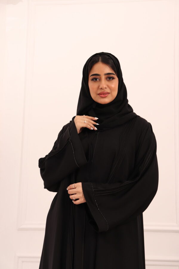 ⁦عبايه كلوش نواعم كلاسيك محددة باسود⁩ - الصورة ⁦2⁩