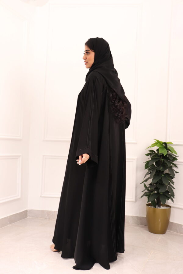 ⁦عبايه كلوش نواعم كلاسيك محددة باسود⁩ - الصورة ⁦9⁩