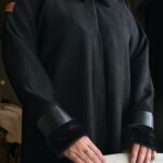 عباية شتوية بقماش شامواه بأكمام جلد مميزة