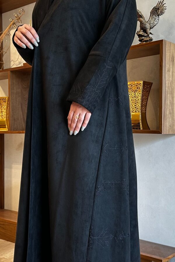 ⁦عبايه شامواه اسود بتطرزه اسود من اجناب⁩ - الصورة ⁦6⁩