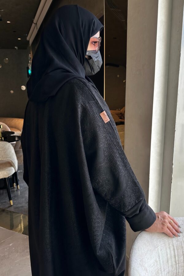 ⁦عبايه نص بشت شمواه بتطرير اسود على اكتاف عبايه⁩ - الصورة ⁦2⁩