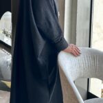 عبايه نص بشت شمواه بتطرير اسود على اكتاف عبايه