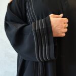 عبايه كلوش كلاسيك محددة بخيوط بـيـج