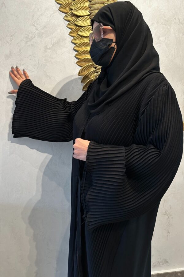 ⁦عبايه ساده كسرات من الامام والأكمام⁩ - الصورة ⁦2⁩
