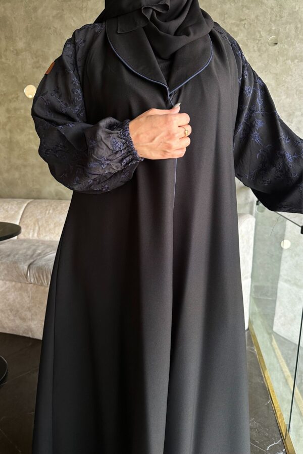 ⁦عباية بياقة مميزه و أكمام مطرزه بلون كحلي⁩ - الصورة ⁦8⁩