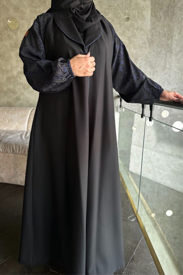 ⁦عباية بياقة مميزه و أكمام مطرزه بلون كحلي⁩ - الصورة ⁦7⁩