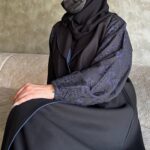 عباية بياقة مميزه و أكمام مطرزه بلون كحلي