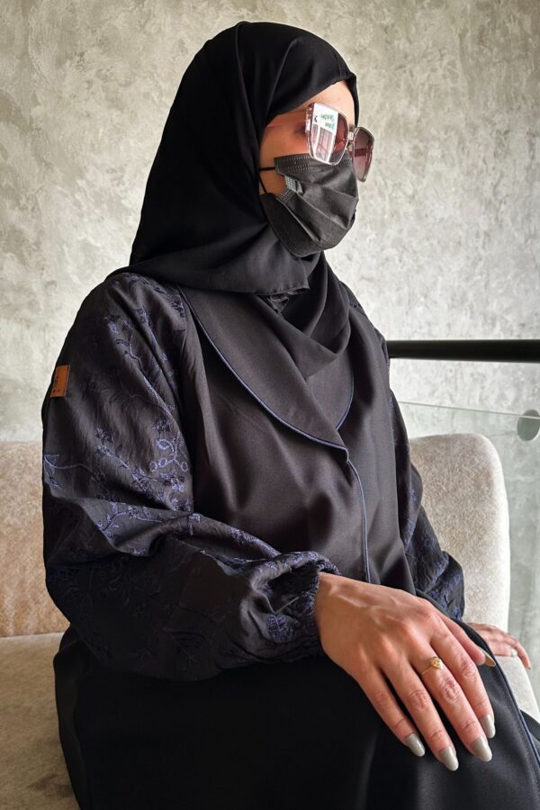 ⁦عباية بياقة مميزه و أكمام مطرزه بلون كحلي⁩ - الصورة ⁦6⁩