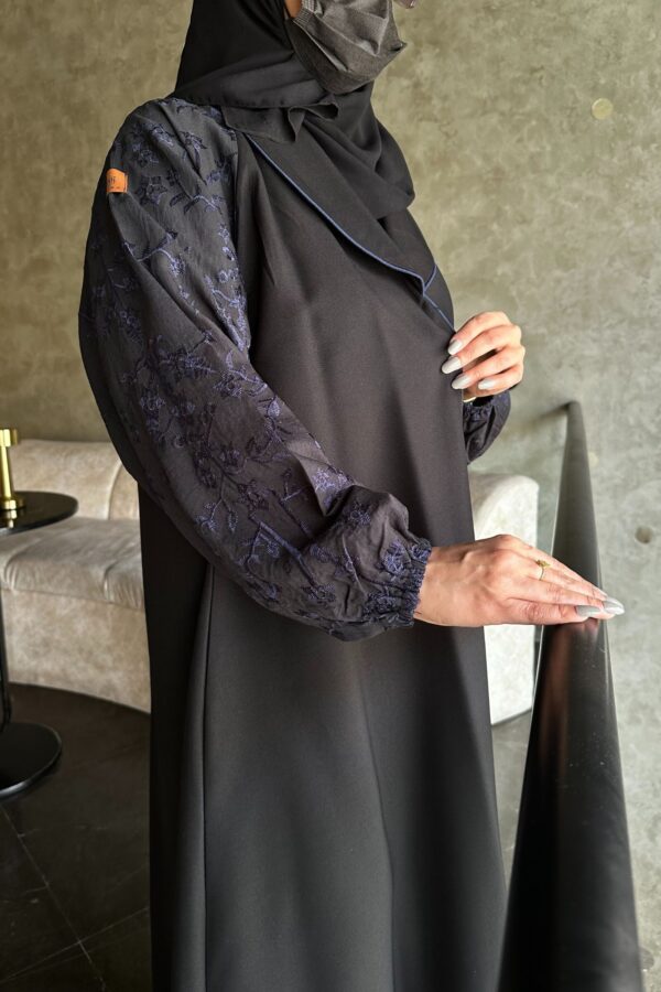 ⁦عباية بياقة مميزه و أكمام مطرزه بلون كحلي⁩ - الصورة ⁦2⁩