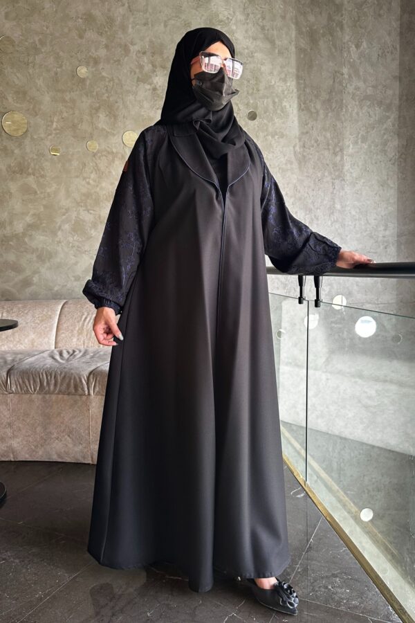 ⁦عباية بياقة مميزه و أكمام مطرزه بلون كحلي⁩ - الصورة ⁦9⁩