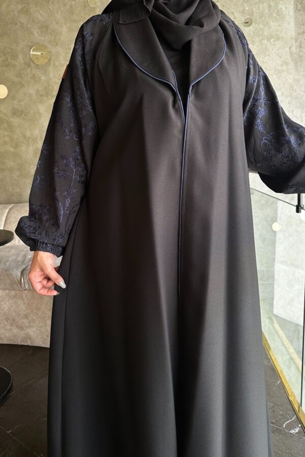 ⁦عباية بياقة مميزه و أكمام مطرزه بلون كحلي⁩ - الصورة ⁦5⁩