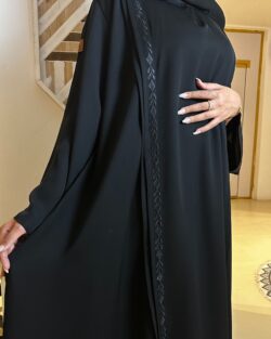 عباية كلوش مغلقة محدده من اجانب و شريط من جانب