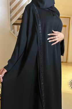 عباية كلوش مغلقة محدده من اجانب و شريط من جانب