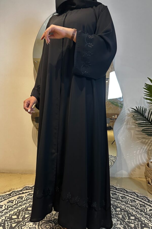 عباية كلوش بتطريز مموج من الأكمام و أسفل العباية