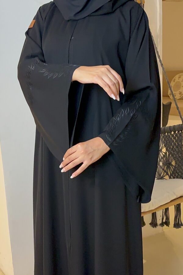 ⁦عبايه كتف مطرز باسود مخفى على الكم على شكل جذور ورق⁩ - الصورة ⁦2⁩
