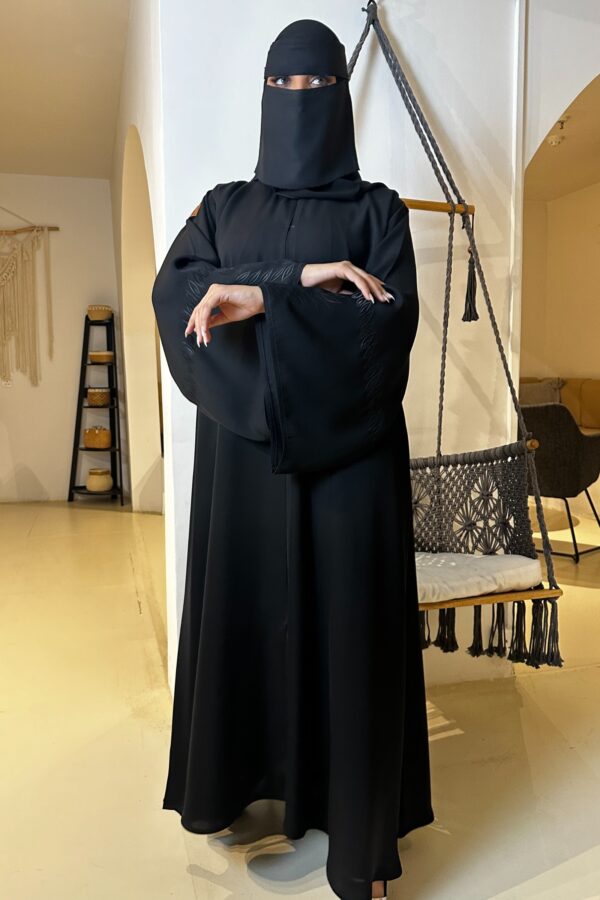 ⁦عبايه كتف مطرز باسود مخفى على الكم على شكل جذور ورق⁩ - الصورة ⁦4⁩