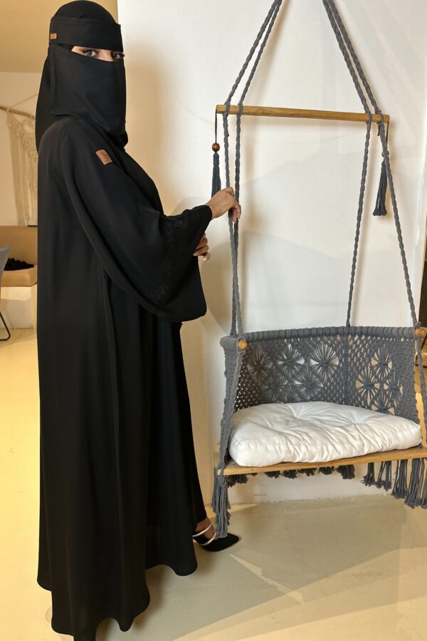 ⁦عبايه كتف مطرز باسود مخفى على الكم على شكل جذور ورق⁩ - الصورة ⁦7⁩