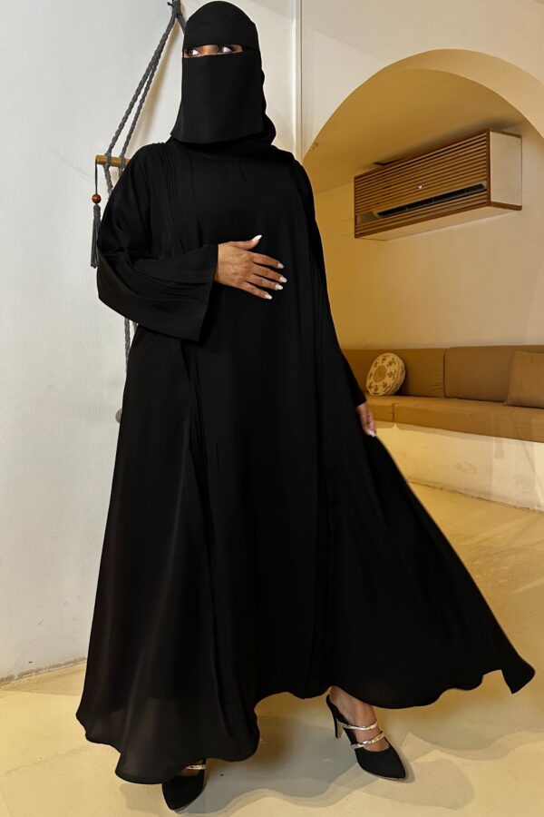 ⁦عباية مقفلة كلاسيك محددة باسود⁩ - الصورة ⁦3⁩