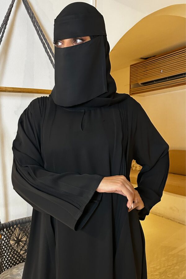 ⁦عباية مقفلة كلاسيك محددة باسود⁩ - الصورة ⁦4⁩