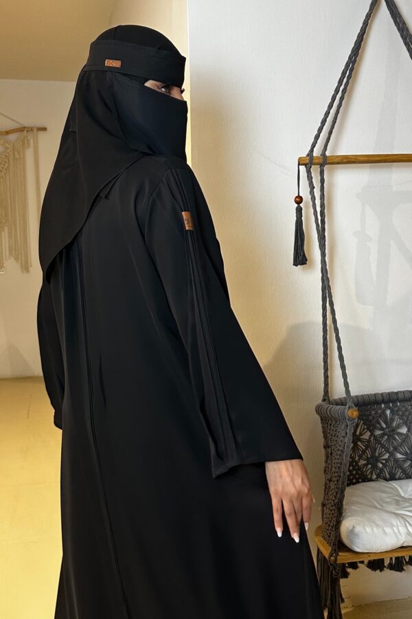 ⁦عباية مقفلة كلاسيك محددة باسود⁩ - الصورة ⁦5⁩