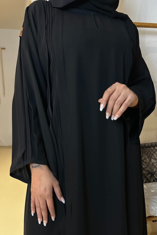 ⁦عباية مقفلة كلاسيك محددة باسود⁩ - الصورة ⁦7⁩