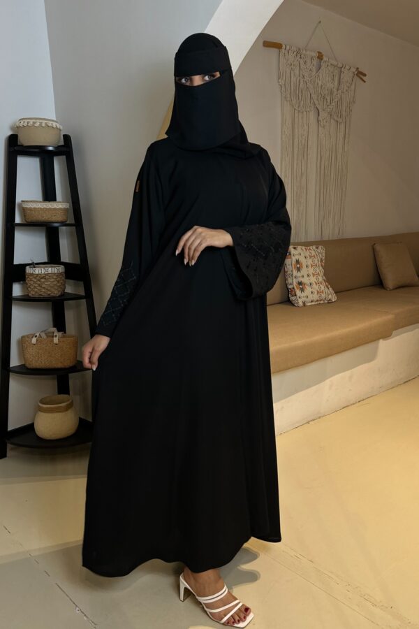 ⁦عبايه كتف مطرز باسود مخفى⁩ - الصورة ⁦7⁩