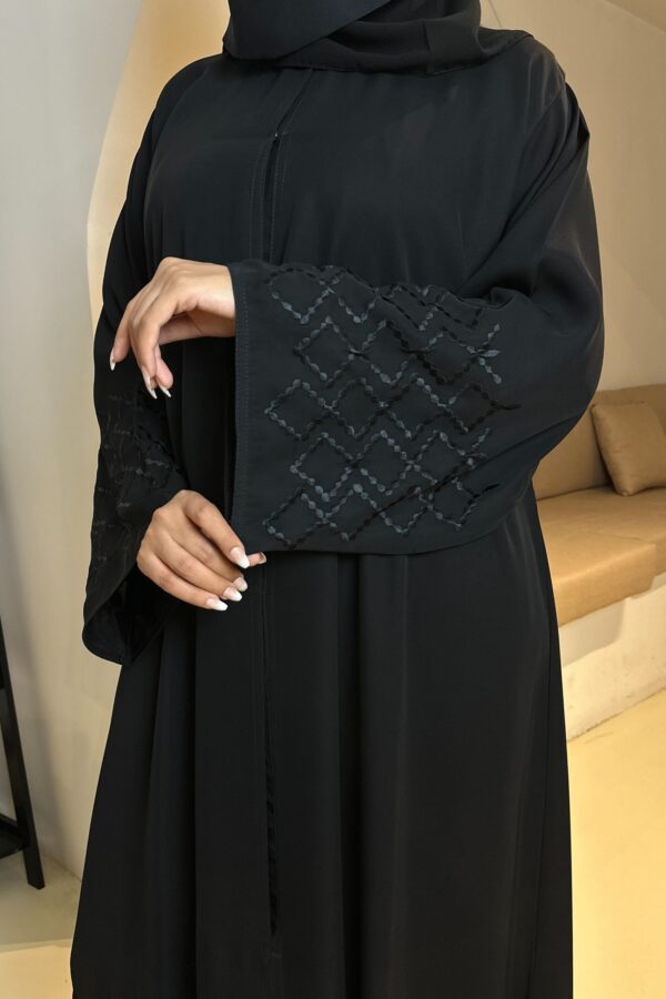 عبايه كتف مطرز باسود مخفى على الكم على شكل شبك