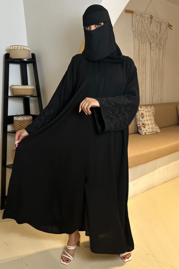 عبايه كتف مطرز باسود مخفى على الكم على شكل شبك