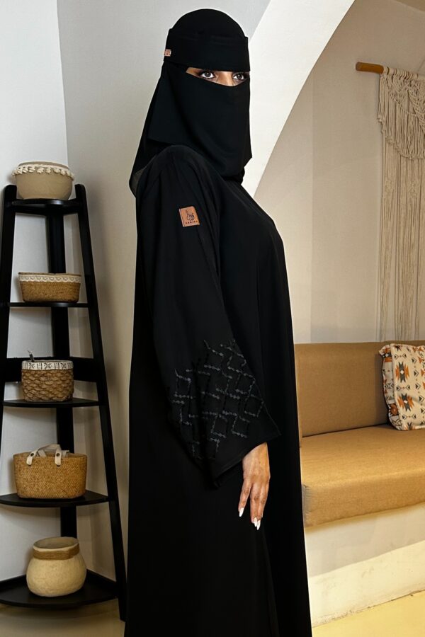 ⁦عبايه كتف مطرز باسود مخفى⁩ - الصورة ⁦4⁩