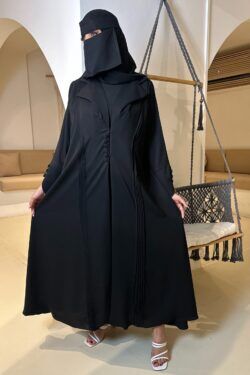 عبايه كلوش بلياقه كلاسيك محددة باسود
