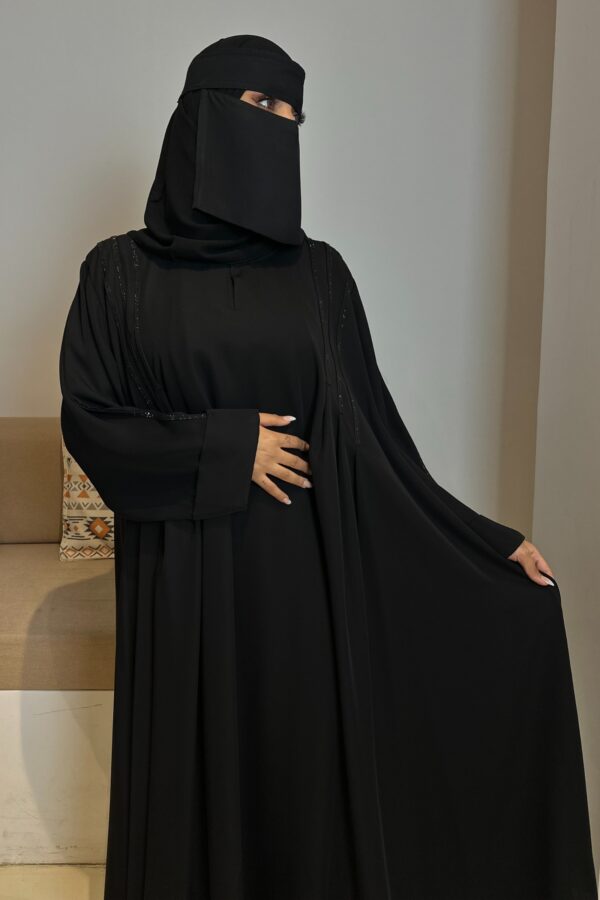 ⁦عباية مغلقة بشريط فصوص اسود و كسره⁩ - الصورة ⁦7⁩