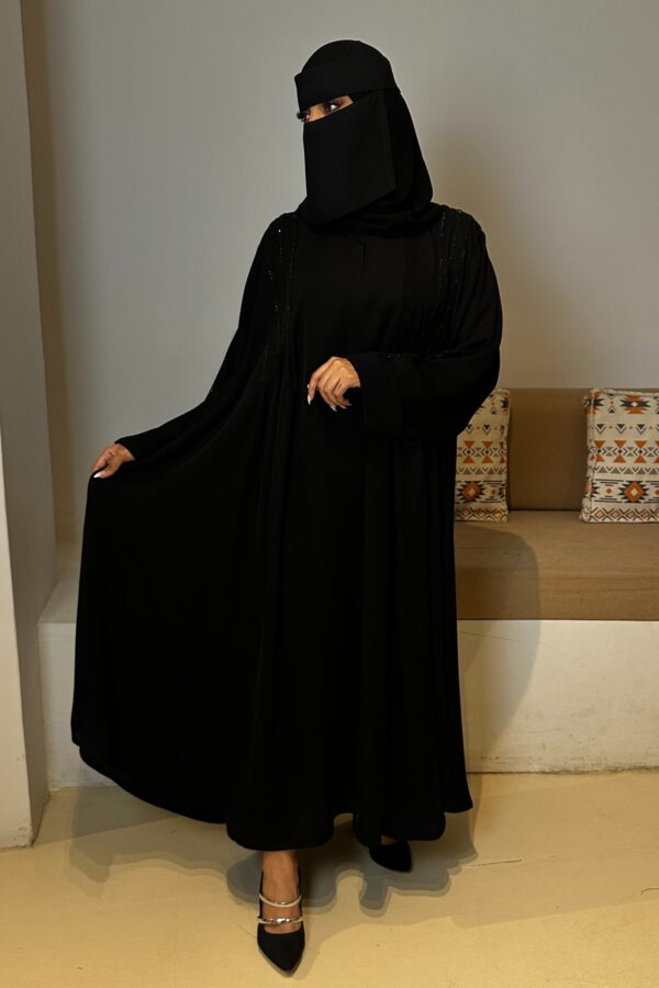 ⁦عباية مغلقة بشريط فصوص اسود و كسره⁩ - الصورة ⁦3⁩