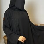 عباية مغلقة بشريط فصوص اسود و كسره