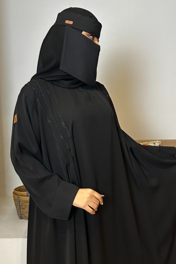 ⁦عباية مغلقة بشريط فصوص اسود و كسره⁩ - الصورة ⁦5⁩