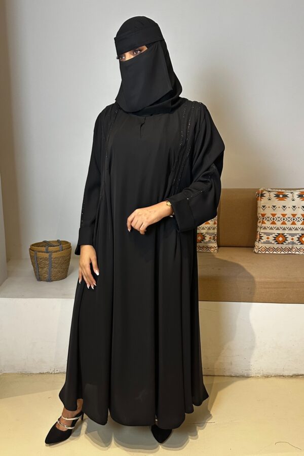 ⁦عباية مغلقة بشريط فصوص اسود و كسره⁩ - الصورة ⁦6⁩